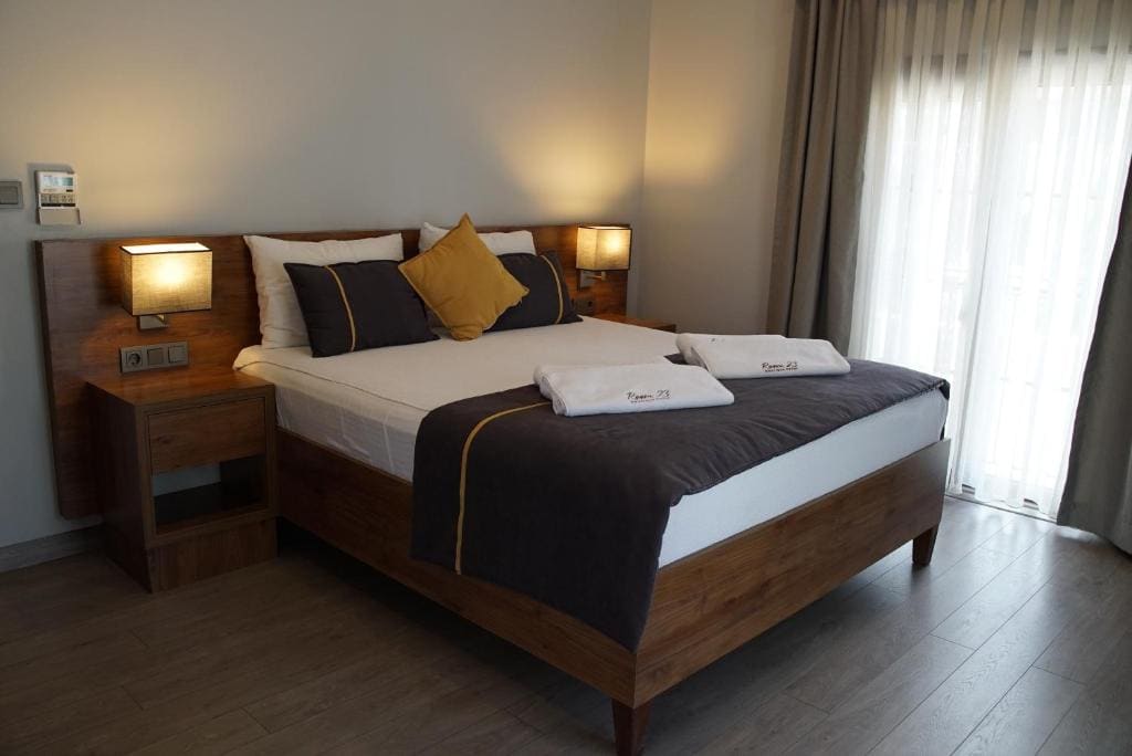 Deluxe Double Room with Side Sea View room - Image 1
