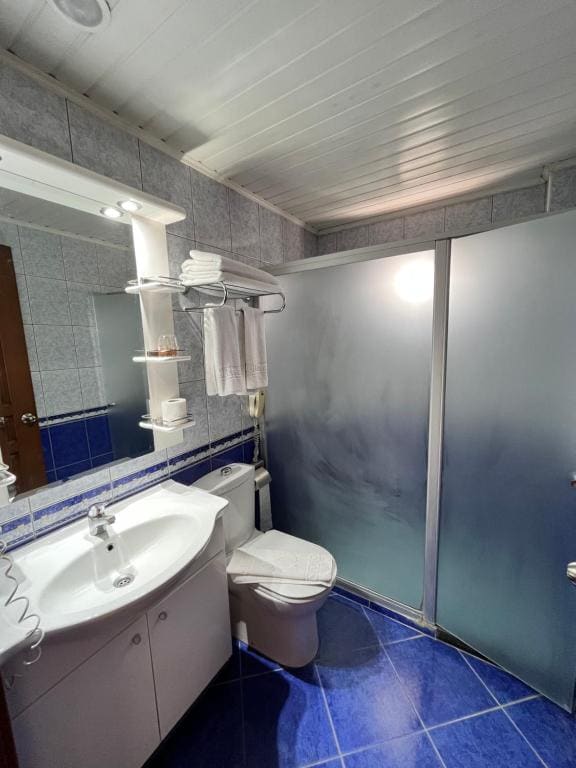 Single Room with Sea View room - Image 2