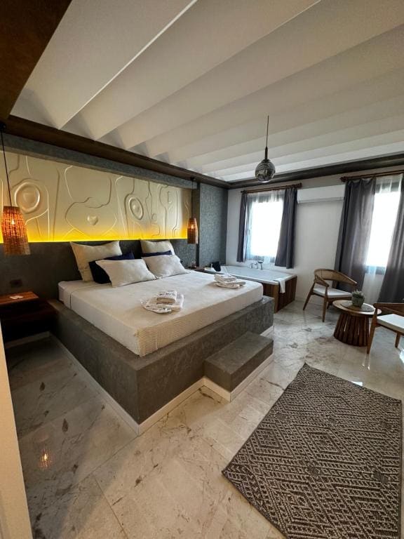 Deluxe Suite room - Image 3