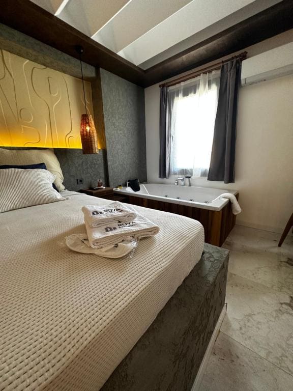 Deluxe Suite room - Image 2