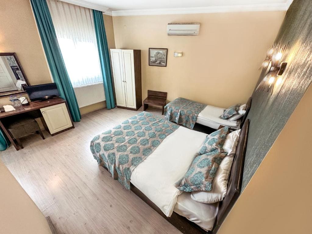 Deluxe Family Room room - Image 2
