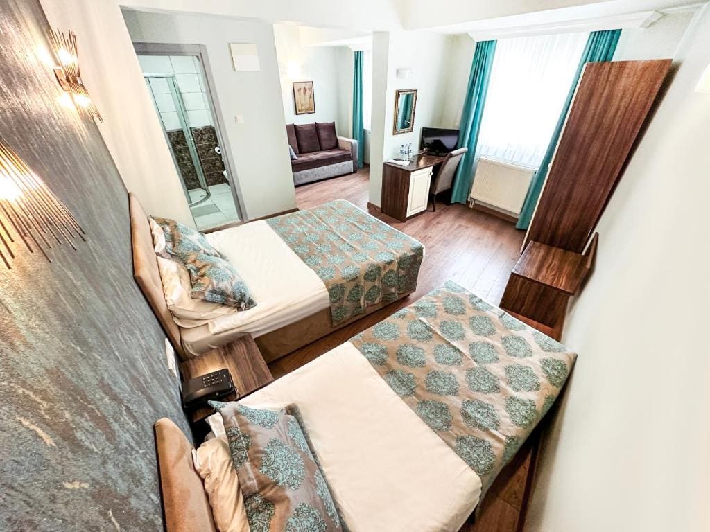 Deluxe Family Room room - Image 3