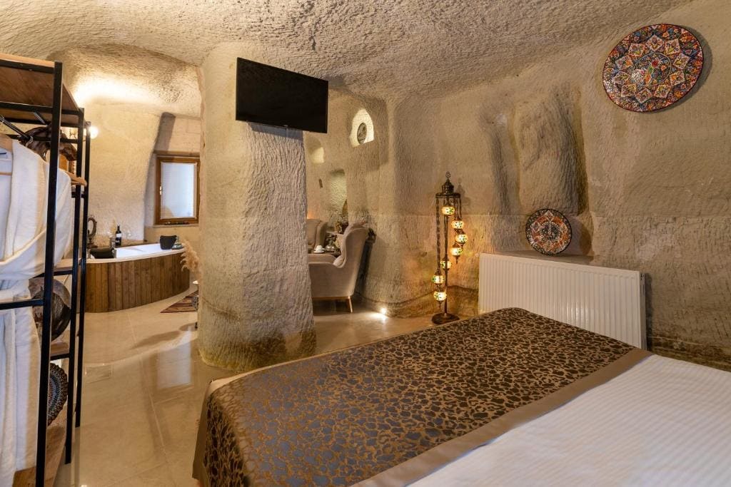 King Suite with Spa Bath room - Image 1