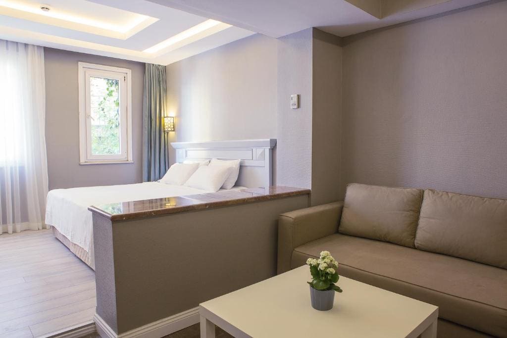 Standard Family Room room - Image 2