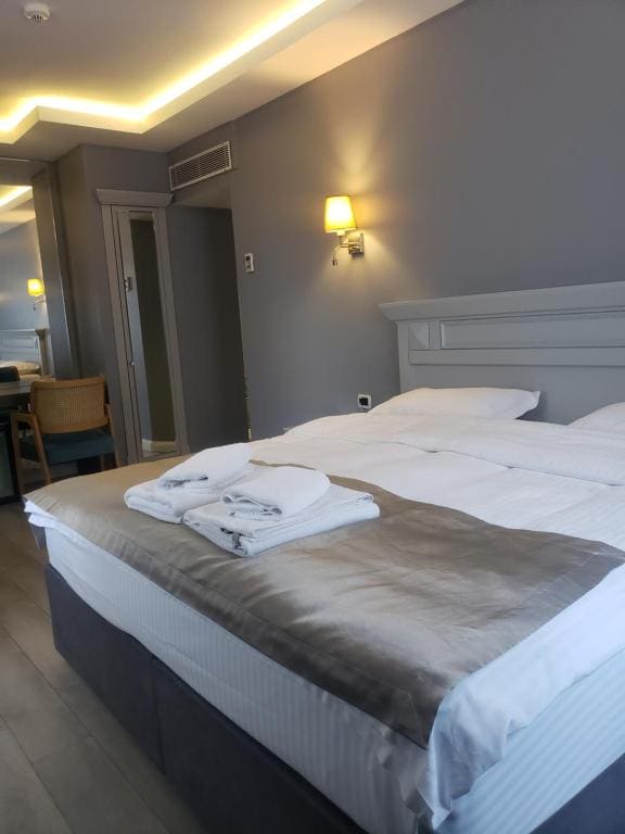 Superior Triple Room room - Image 1