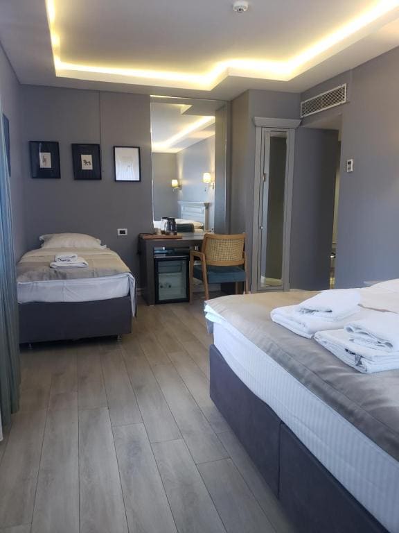 Superior Triple Room room - Image 2