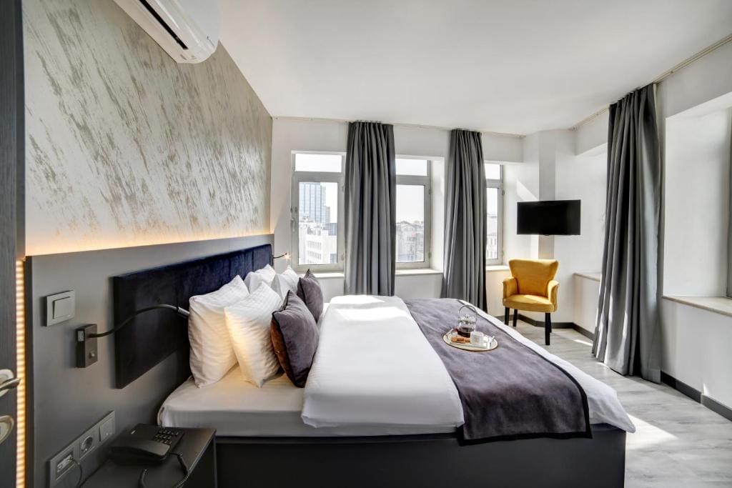 Deluxe Suite room - Image 3