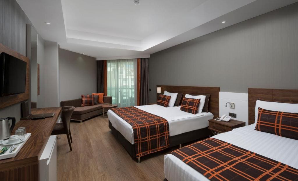 Double Room with Balcony and Sea View room - Image 2