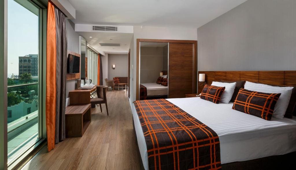 Junior Suite with Garden View room - Image 2