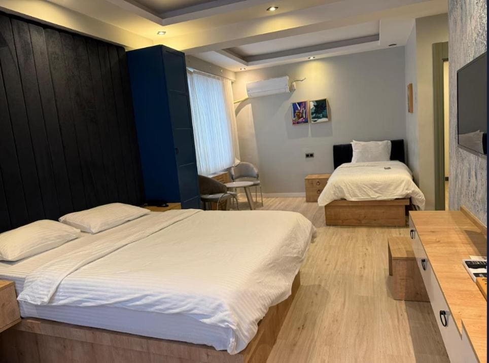 Comfort Triple Room with Shower room - Image 3