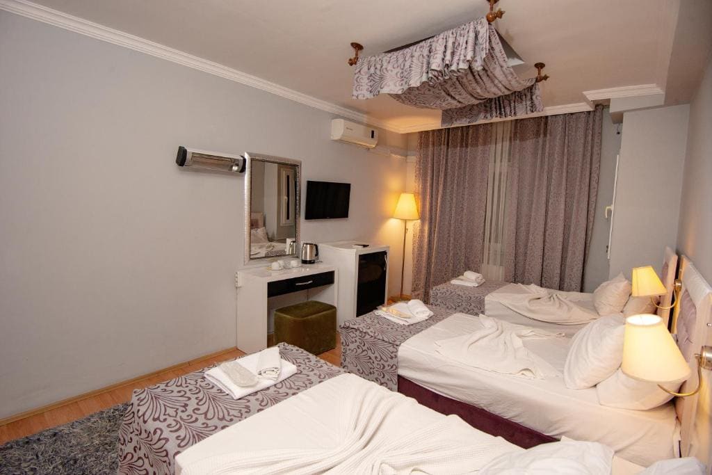 Superior Triple Room room - Image 1