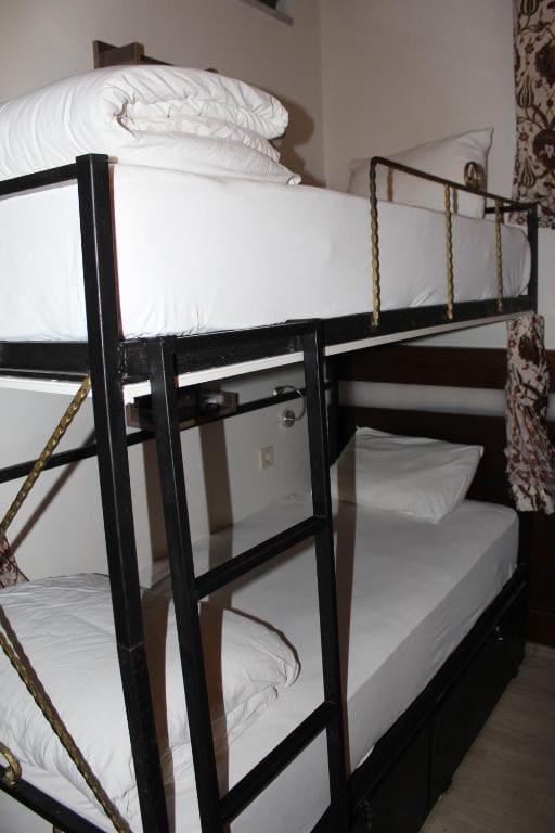 4 Bed Basement Mixed Dorm room - Image 1