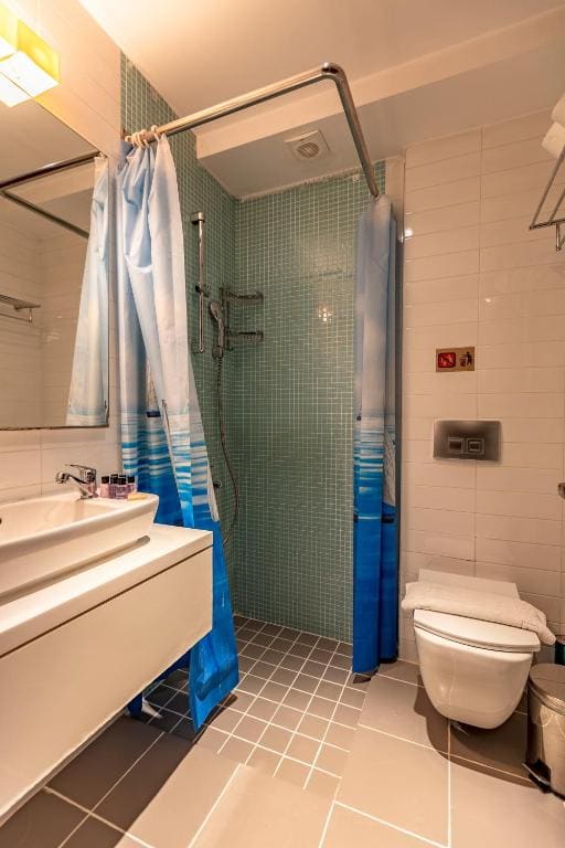 6-Bed Mixed Dormitory Room room - Image 1
