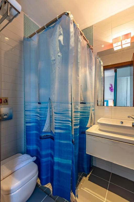 Deluxe Double Room with French Balcony room - Image 2