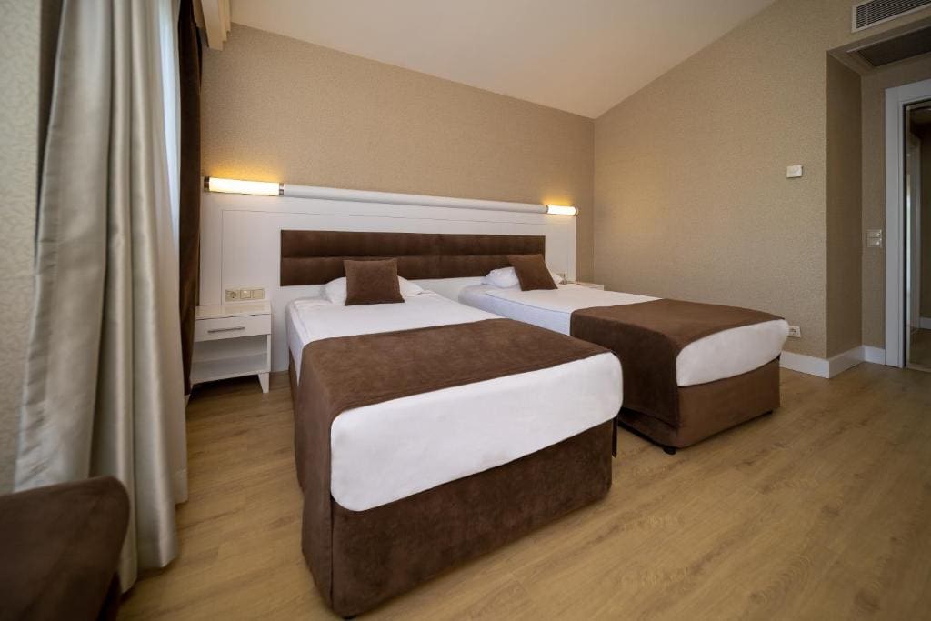 Standard Twin Room with Swimming Pool Access room - Image 3