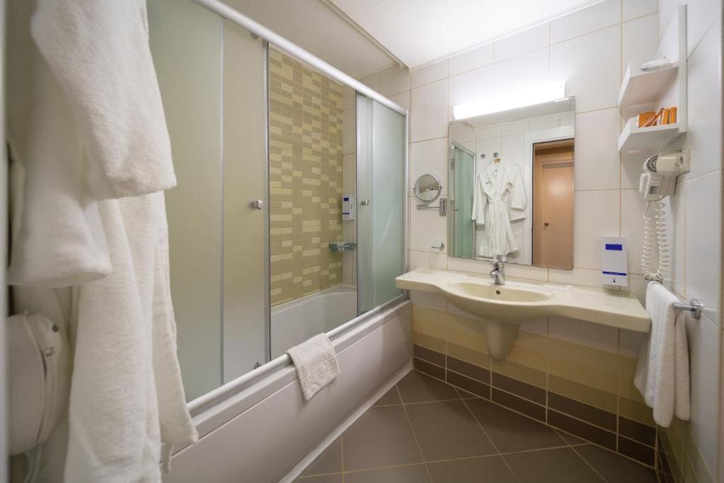 Standard Twin Room room - Image 3