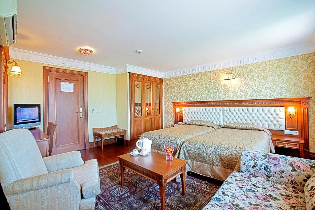 Superior Triple Room room - Image 2