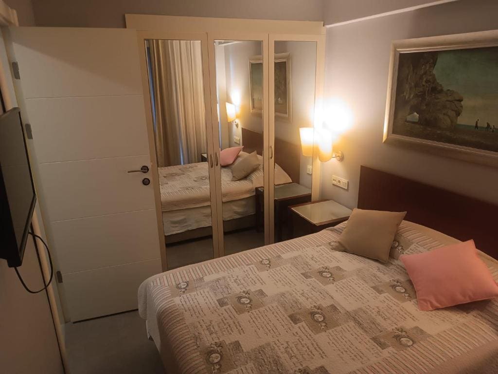 Family Room room - Image 3