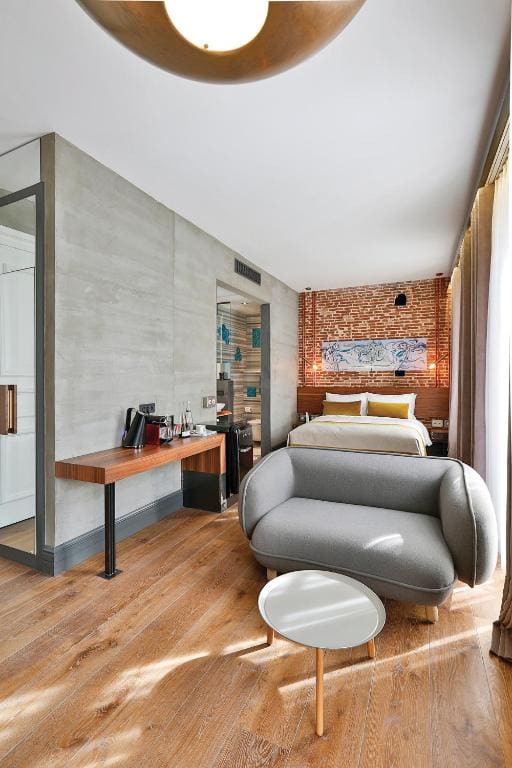 Junior Suite with Balcony room - Image 3