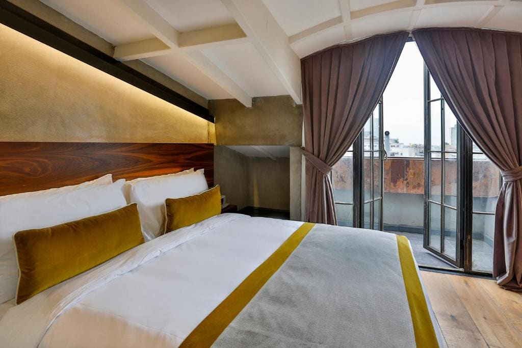 Roof Suite - Low Ceiling room - Image 3