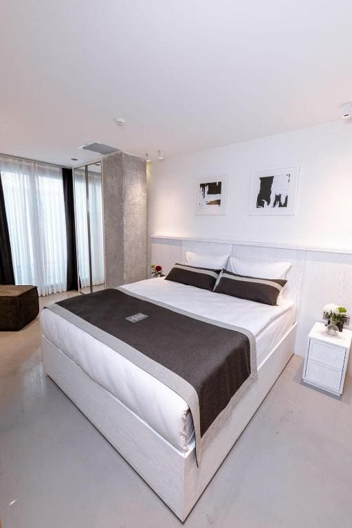 One-Bedroom Apartment room - Image 1