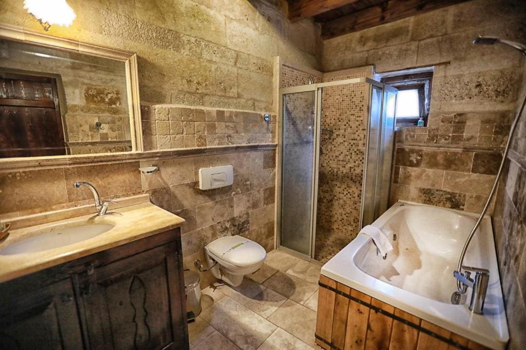 Stone Deluxe Triple- Lower Floor room - Image 3