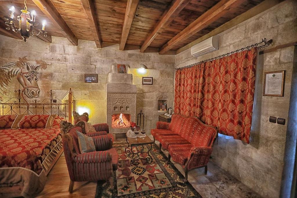Stone Deluxe Triple- Lower Floor room - Image 2