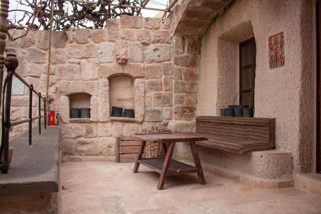 King Cave Suite room - Image 1