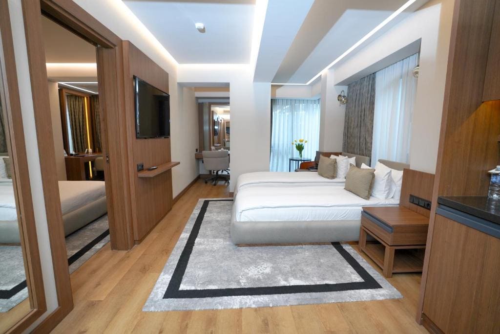 Family Room with Shared Bathroom room - Image 2