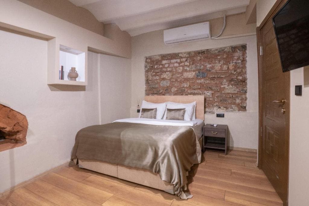 Superior Studio - Basement room - Image 3