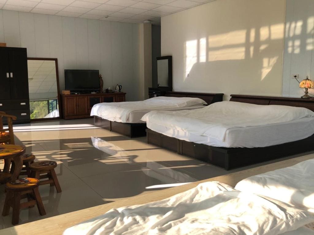 Deluxe Family Suite room - Image 3