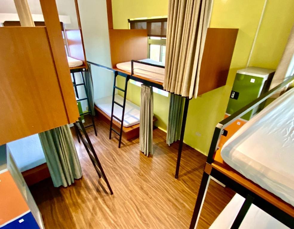 Family Room with Shared Bathroom room - Image 3