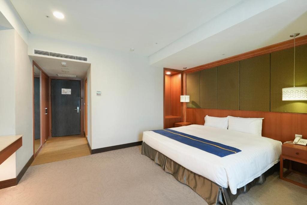 Deluxe Double Room with Bath room - Image 2