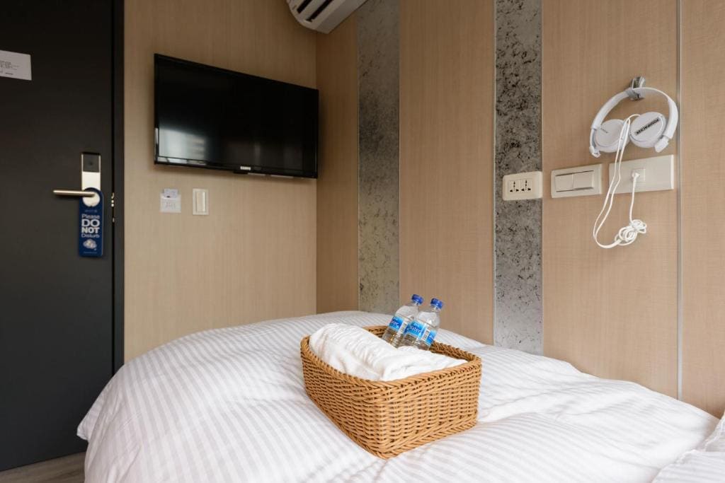 Female Single Room with Shared Bathroom room - Image 3