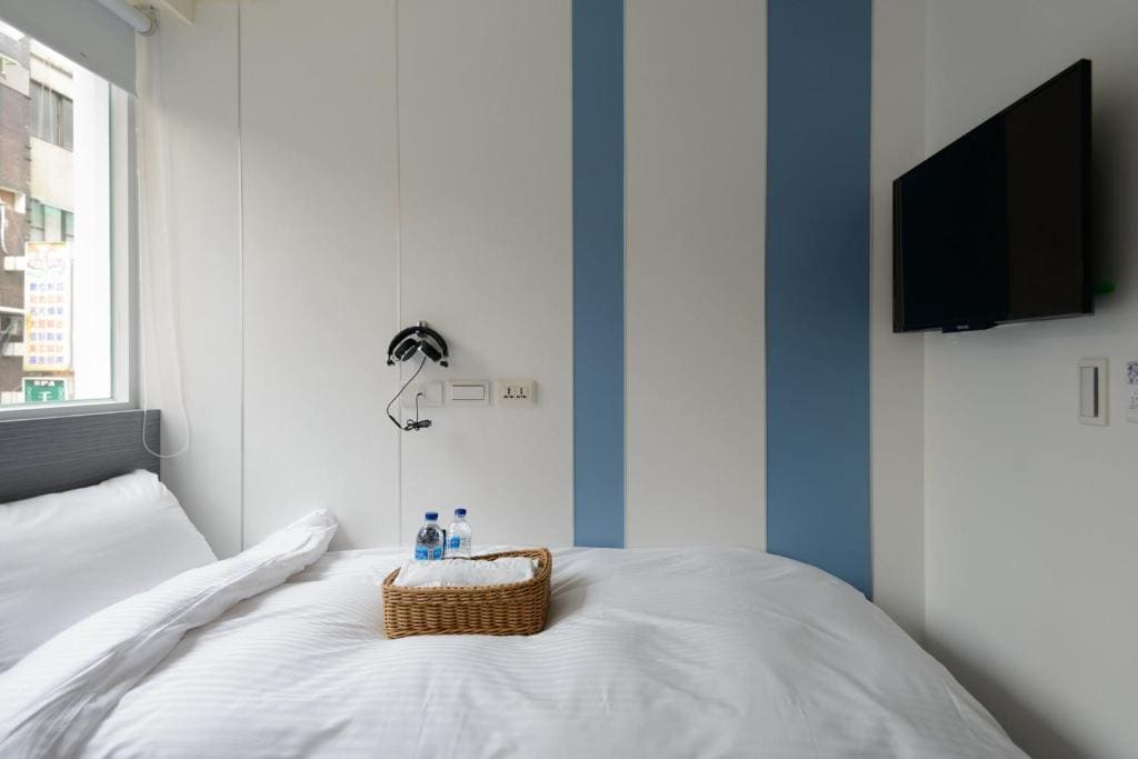 Female Single Room with Shared Bathroom room - Image 2