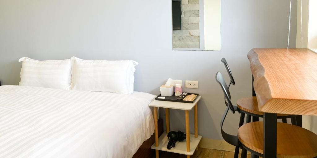 Deluxe Double Room with Shower room - Image 3