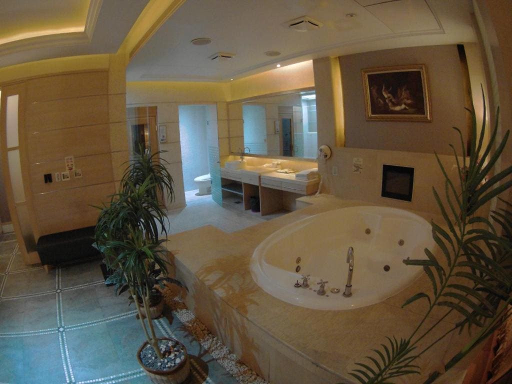Deluxe Quadruple Room room - Image 1
