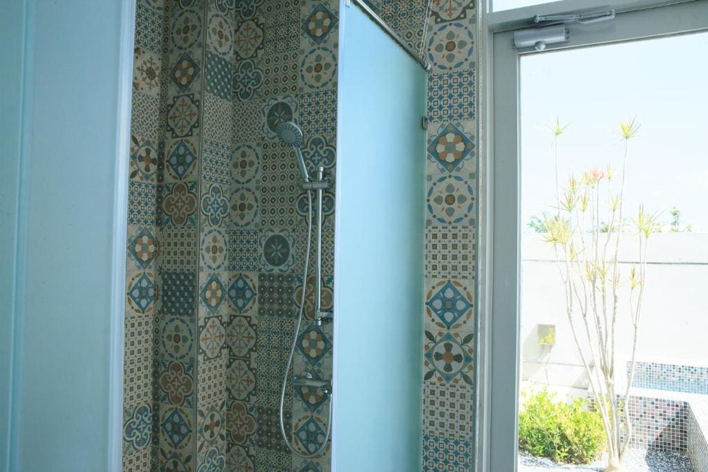 Queen Room with Pool View room - Image 2