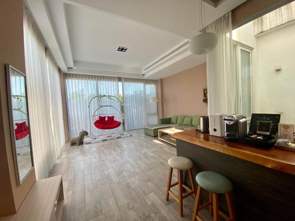 Queen Room with Pool View room - Image 1