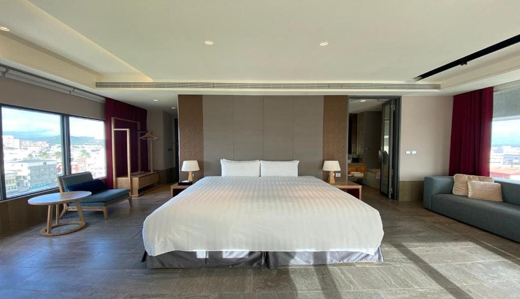 Elegance Surround View Room room - Image 1