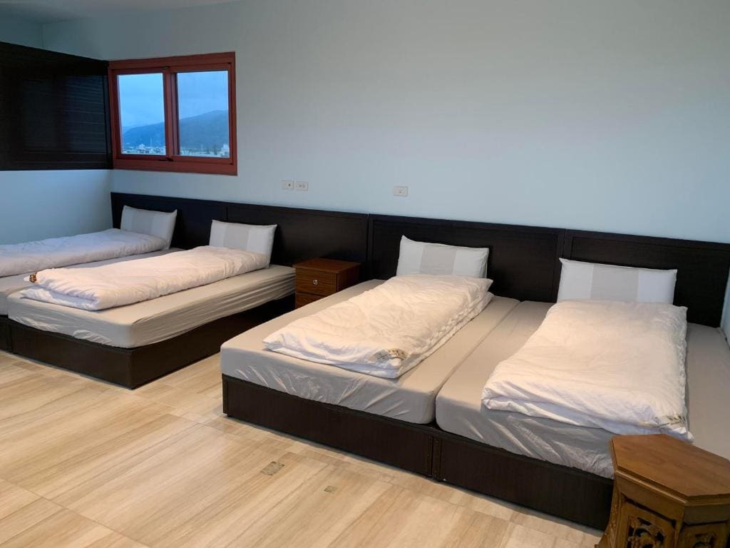 Deluxe Quadruple Room room - Image 3