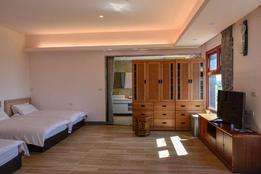 Standard Quadruple Room room - Image 2
