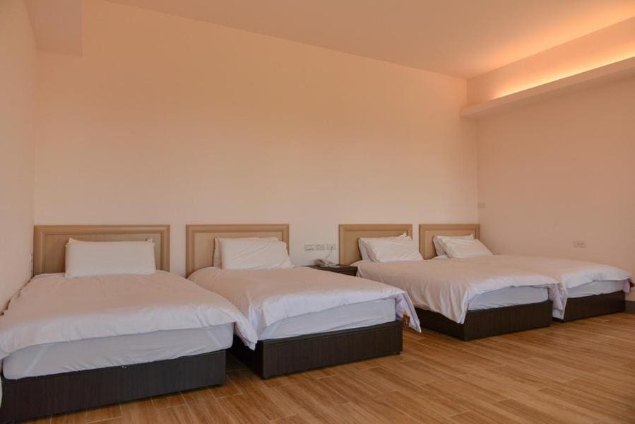 Standard Quadruple Room room - Image 1
