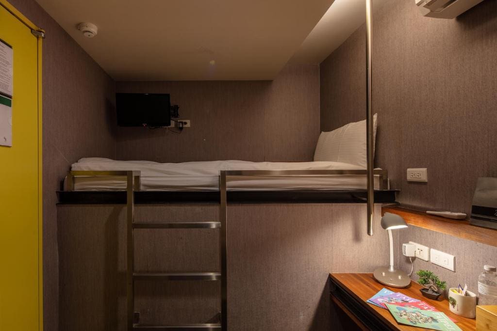 Single Room with Private Bathroom-No Window room - Image 1