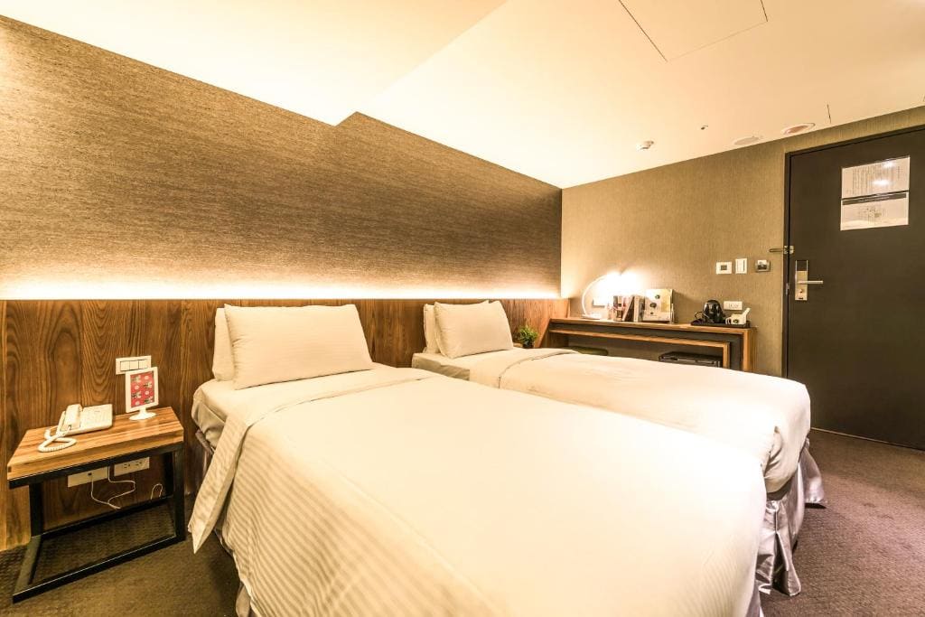 Standard Twin Room - no window room - Image 2