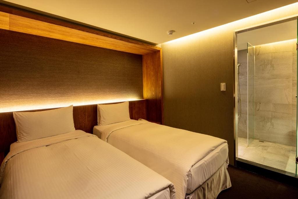 Standard Twin Room - no window room - Image 3