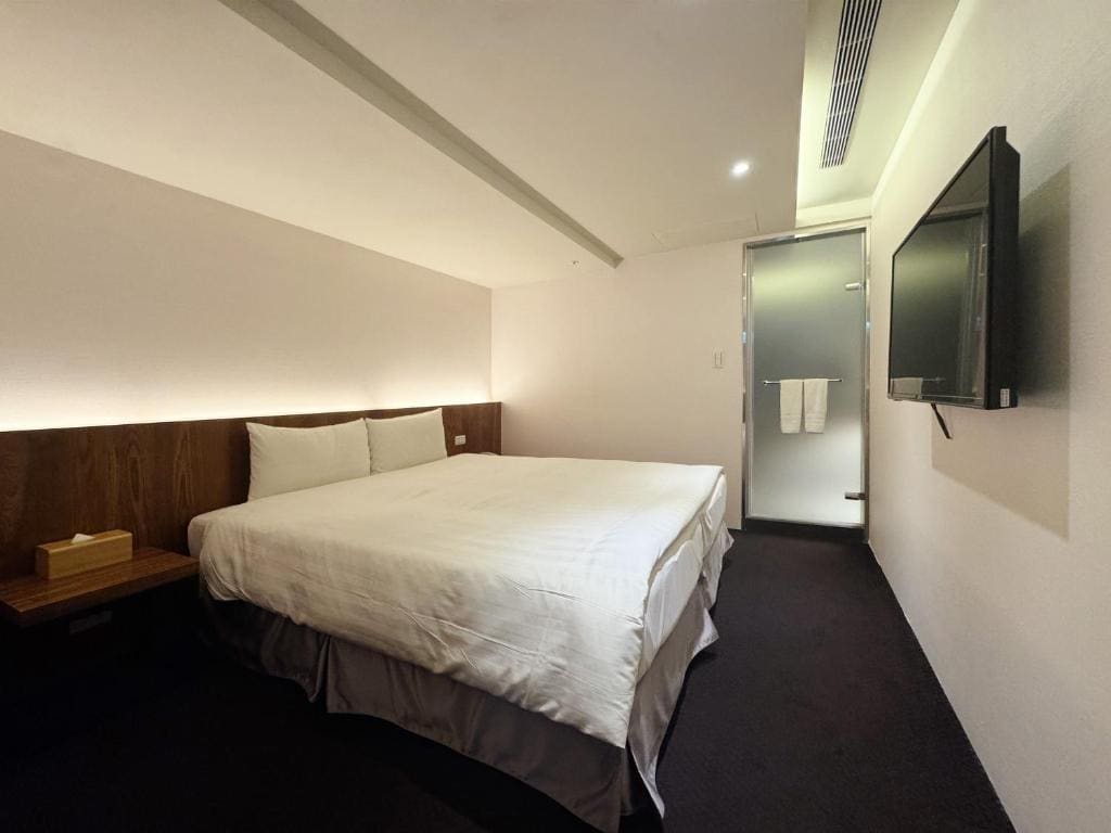 Deluxe Double Room with Bath room - Image 3