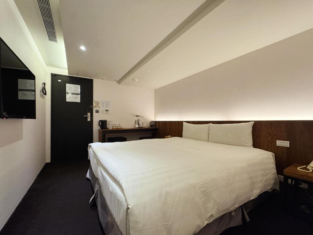Standard Double Room - no window room - Image 1