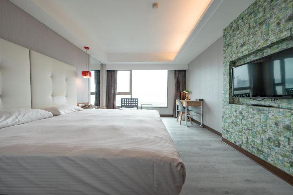 Deluxe Double Room with Sea View room - Image 3