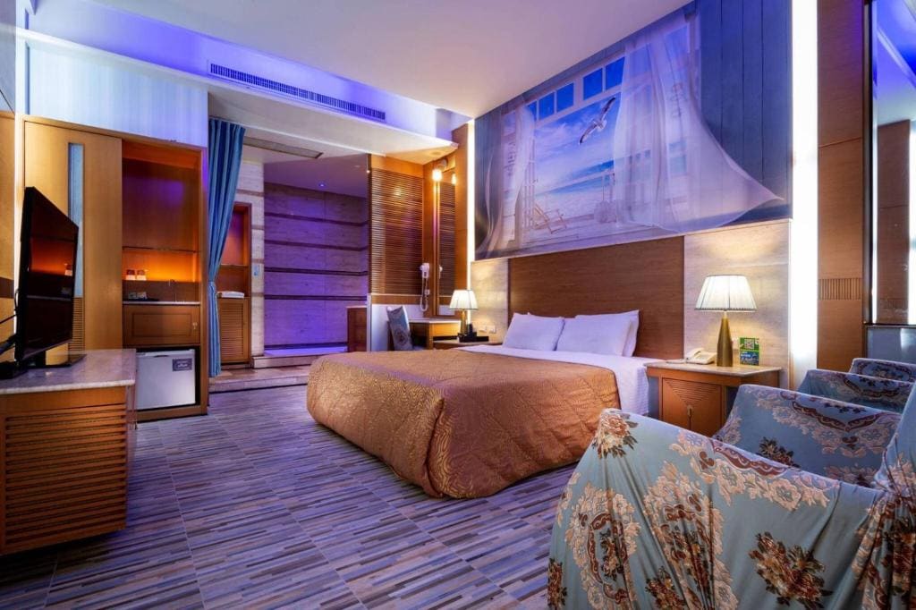 Deluxe Double Room with Bath room - Image 1
